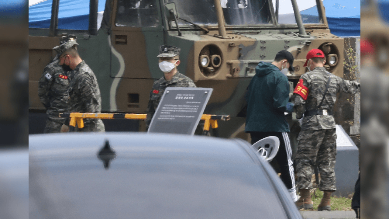 El futbolista de 27 años, se unió a los marines surcoreanos en un campamento de entrenamiento en la isla sureña de Jeju, donde completará su entrenamiento básico.