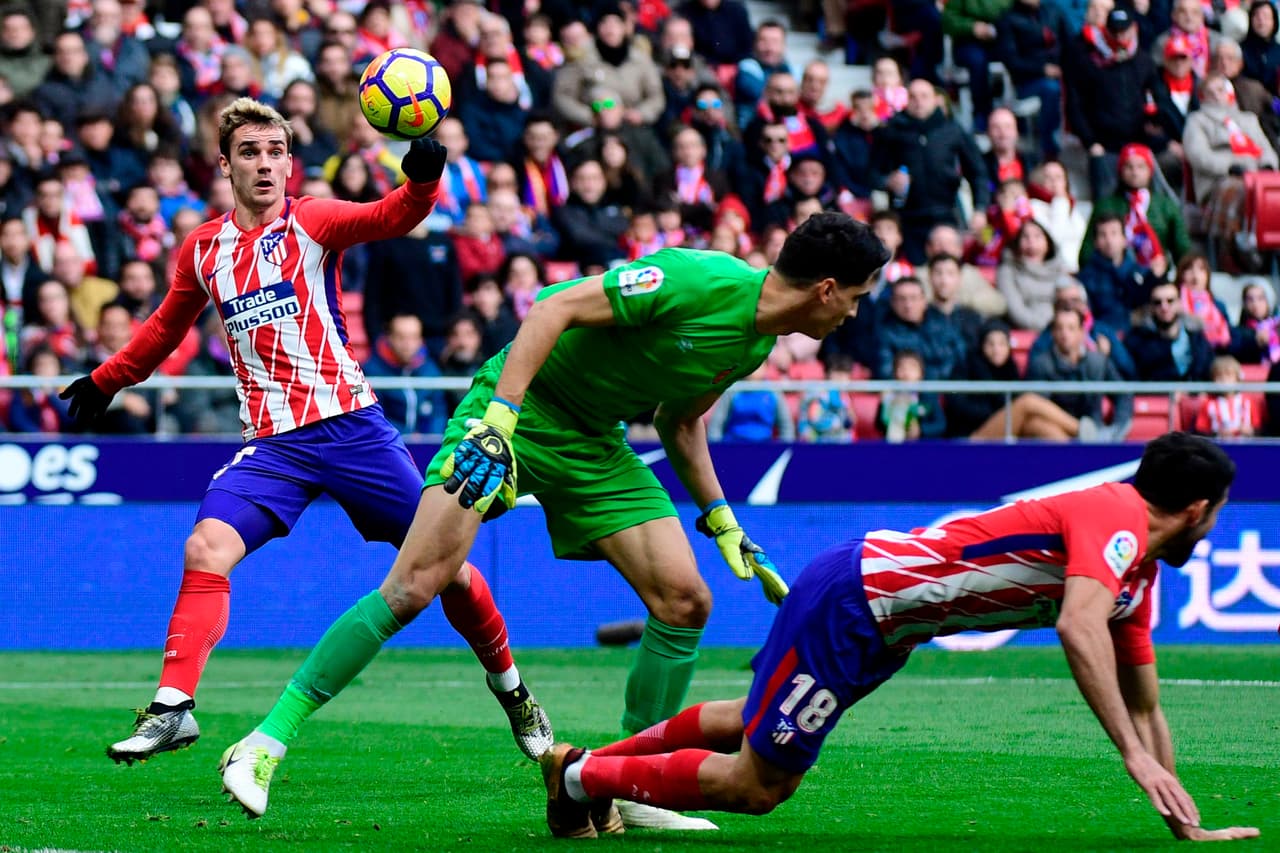 Cuando el partido transitaba por el minuto 34, un pase largo a la cabeza de Diego Costa –que quedó tendido por el golpe del portero del Girona– terminó en el gol de Griezmann.