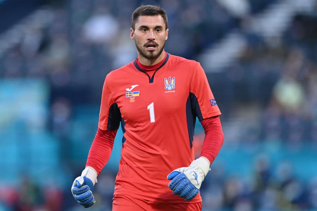 Ucrania lo hace y deja fuera a Suecia en tiempos extra con marcador de 2-1; consigue su pase a Cuartos de Final en la Euro 2020. Oleksandr Zinchenko abría el marcador al minuto 27, pero el sueco Emil Forsberg empataba el encuentro al 43'. Quien le da la victoria y el pase a la siguiente ronda a los ucranianos, es Artem Dovbyk al 120+1', quienes enfrentarán a Inglaterra este sábado.