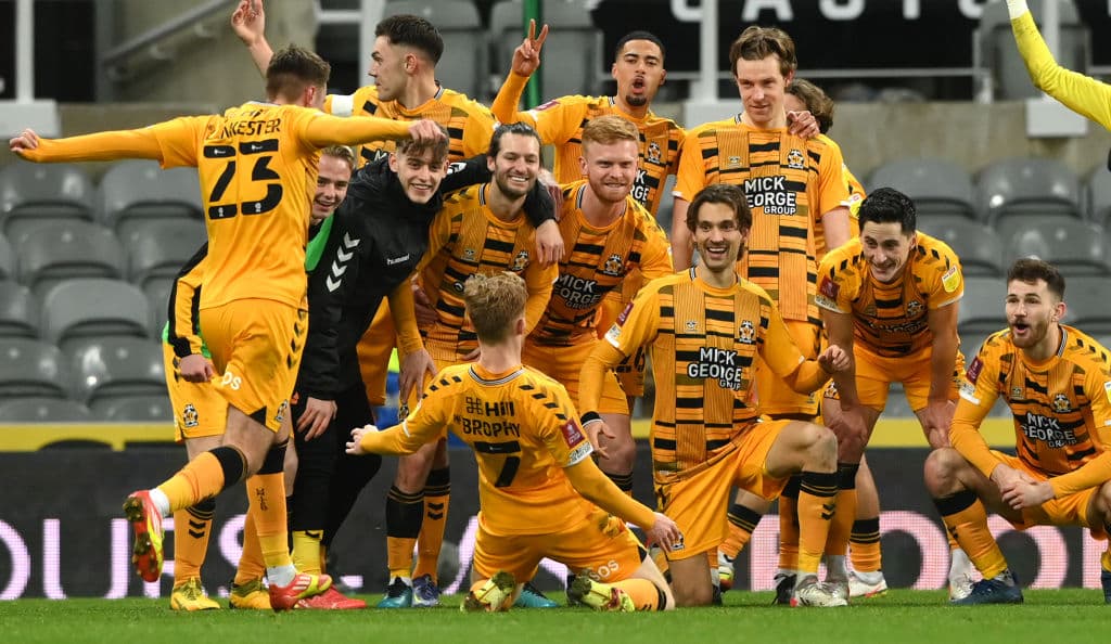 Chelsea golea fácilmente 5-1 al Chestefield, Everton consigue su pase en lso tiempos extras tras vencer 2-3 al Hull City, Leicester pasa por encima 4-1 sobre el Watford y el Newcastle da la sorpresa al caer eliminado 0-1 en su duelo frente al Cambridge United.