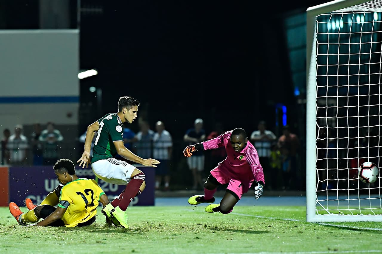 Aunque algunos acreditaban el gol al delantero José Macías, el desvío del defensor caribeño fue lo suficientemente importante para cambiar la trayectoria.