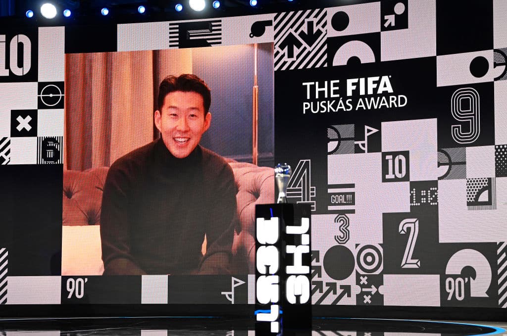 Son Heung-min, del Tottenham Hotspur, dio un discurso tras ser anunciado ganador del premio FIFA Puskas, como el mejor gol del año.