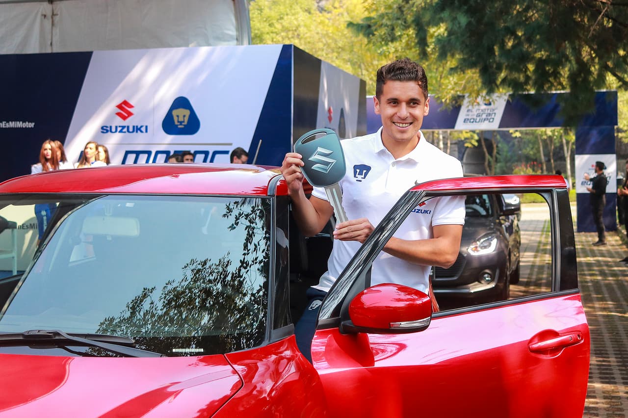 Los miembros de Pumas UNAM recibieron en la Cantera de su marca patrocinadora Suzuki vehículos de la misma gama de colores gris, blanco y rojo, a excepción del DT que recibió uno sport.