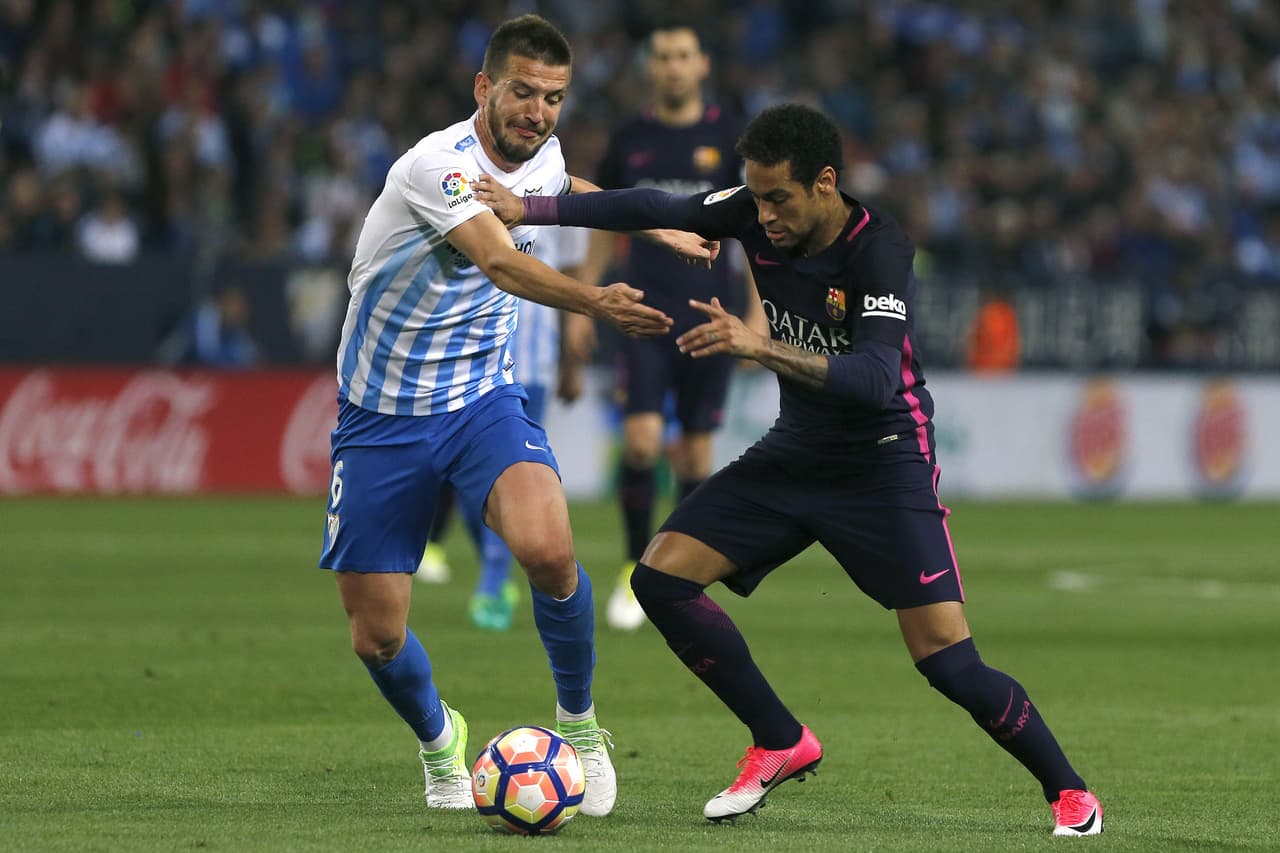 Neymar vio la tarjeta amarilla al minuto 27 por conducta antideportiva.