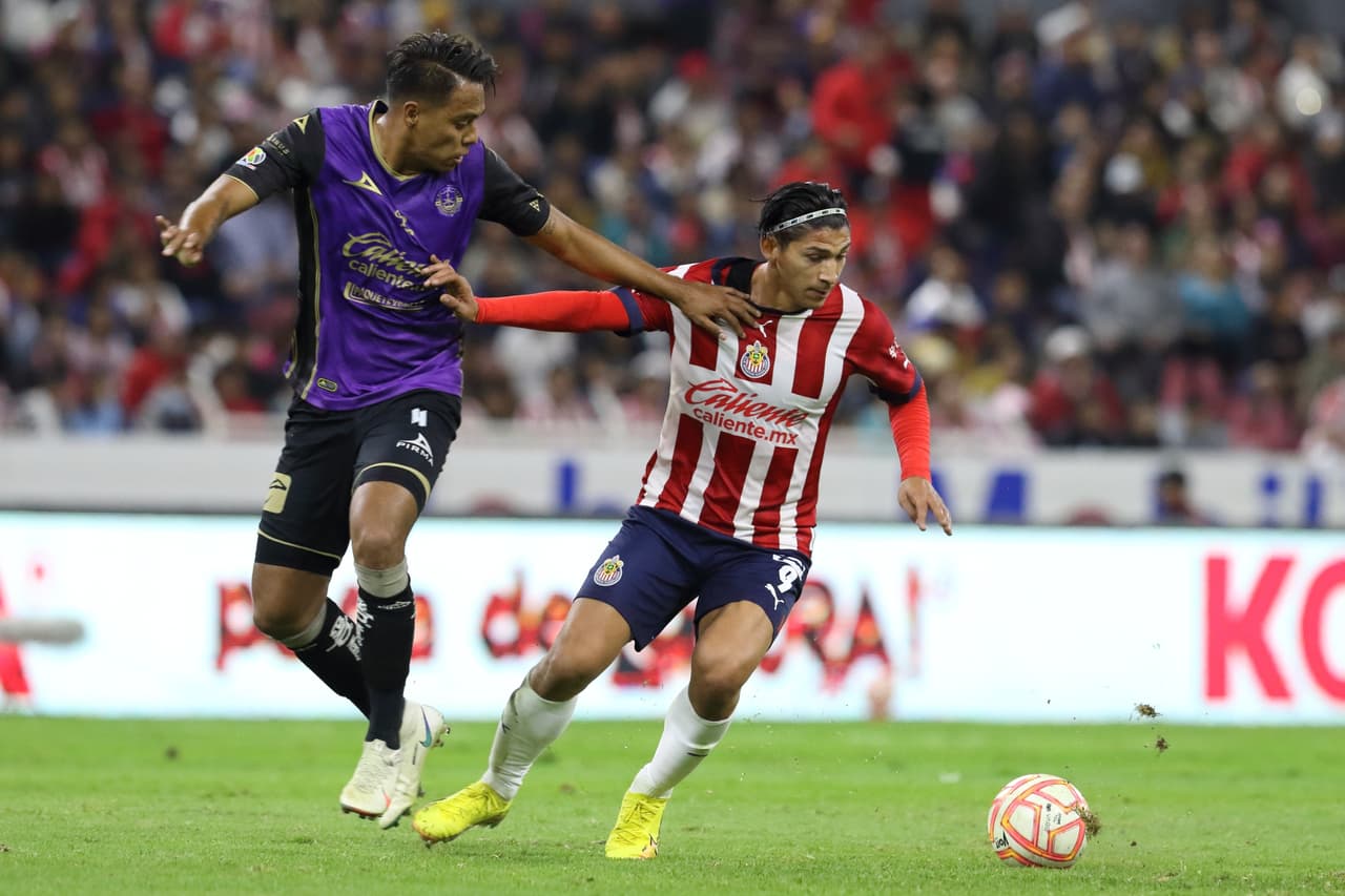 Chivas rescató la victoria ante Mazatlán en la Jornada 2 de la Copa por México 2022 con un polémico gol de Isaác Brizuela en tiempo de compensación. El 'Cone' disparó en el área, pero el balón impactó en el brazo de su compañero Luis Puente, lo que por regla debió ser anulado, pero el árbitro central lo dio por bueno.