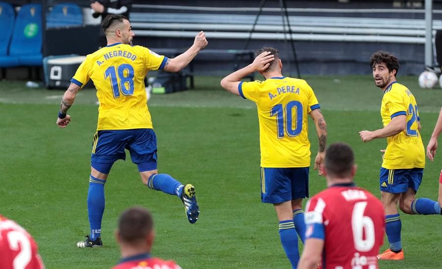 Atlético de Madrid sigue como líder de LaLiga tras vencer 4-2 al Cádiz. Con doblete de Luis Suárez y goles de Ñiguez y Koke, los 'Colchoneros' se llevan el triunfo; Álvaro Negredo anotó los dos goles para los locales; el mexicano Héctor Herrera entró de cambio al 84'.