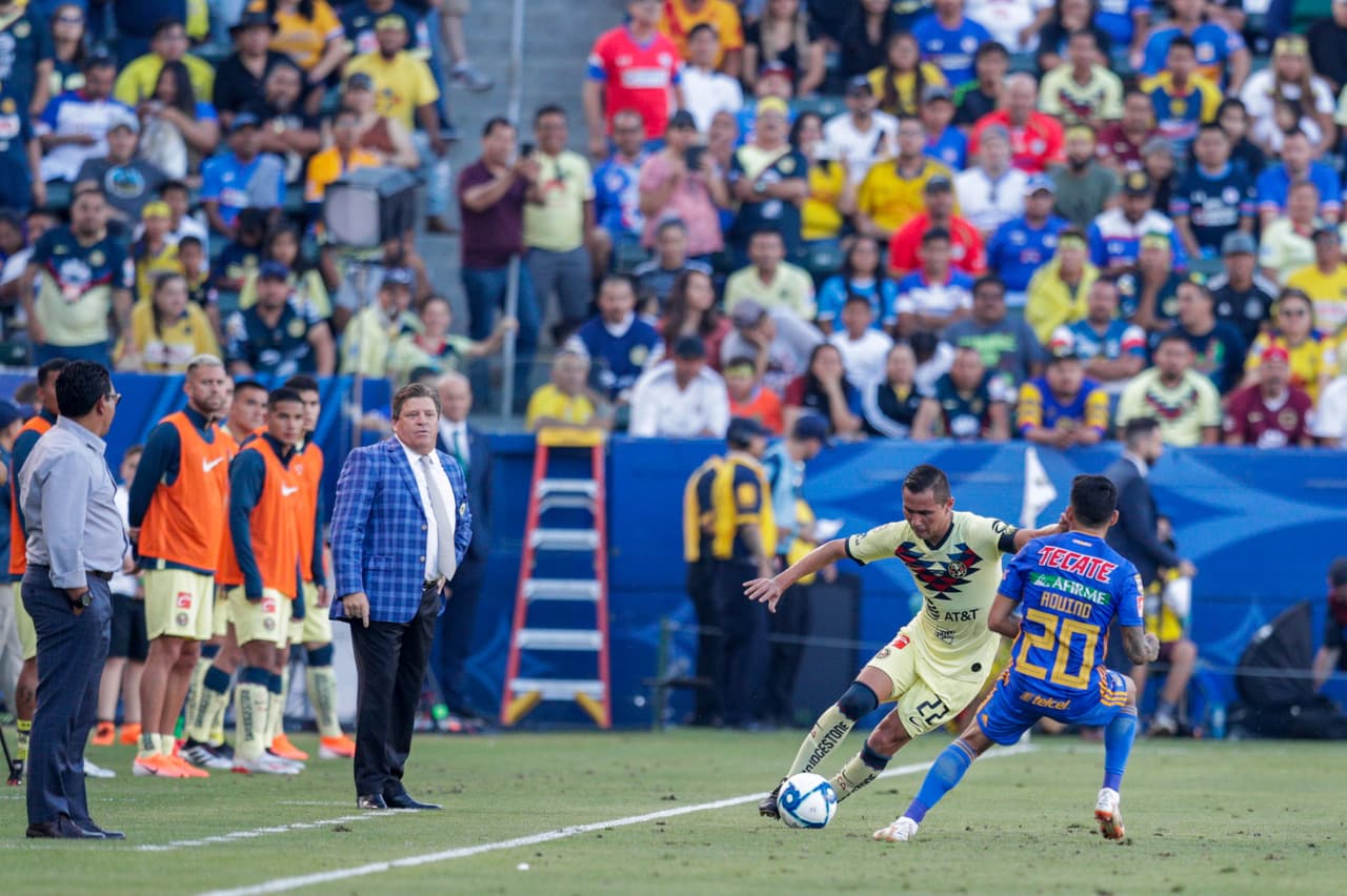 Ante la mirada de Miguel Herrera, técnico americanista, el juego se iba haciendo adulto sin que los equipos pudieran hacerse daño. Eso sí, el partido no era díscolo con las emociones, pues vaya que estaba intenso y se jugaba con pasión.