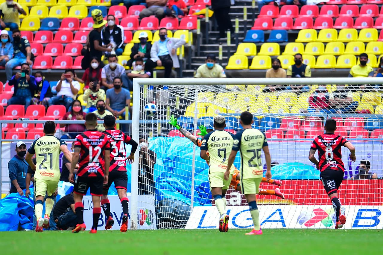 América mantiene su gran paso en el campeonato y en los minutos finales derrotó a Xolos de Tijuana.