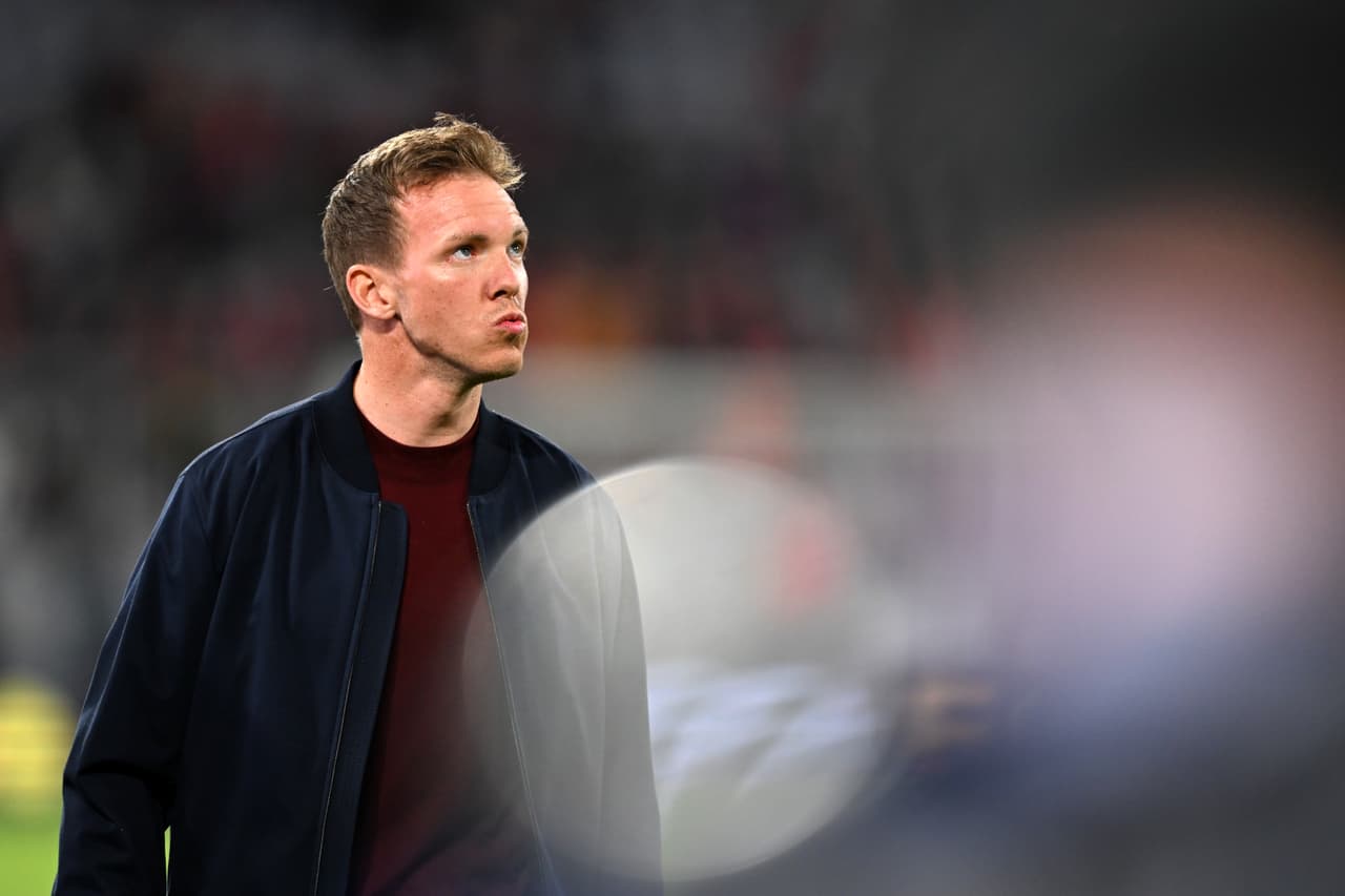 El entrenador de 34 años salía a la cancha antes del calentamiento.