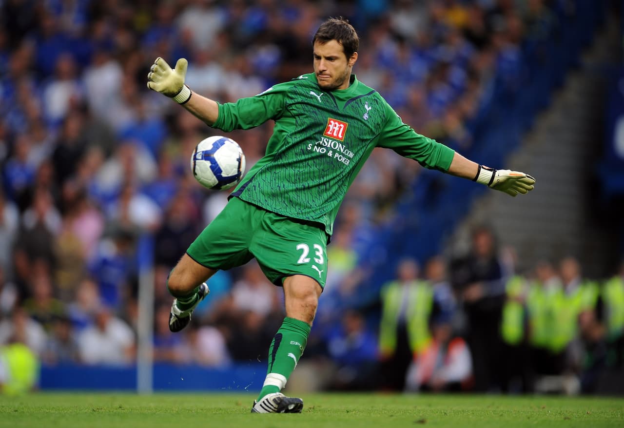 Carlo Cuducini tuvo un accidente cuando manejaba una moto cuando chocó con un carro. Los directivos del Tottenham por poco lo despiden porque está prohibido usaer ese tipo de vehículo.