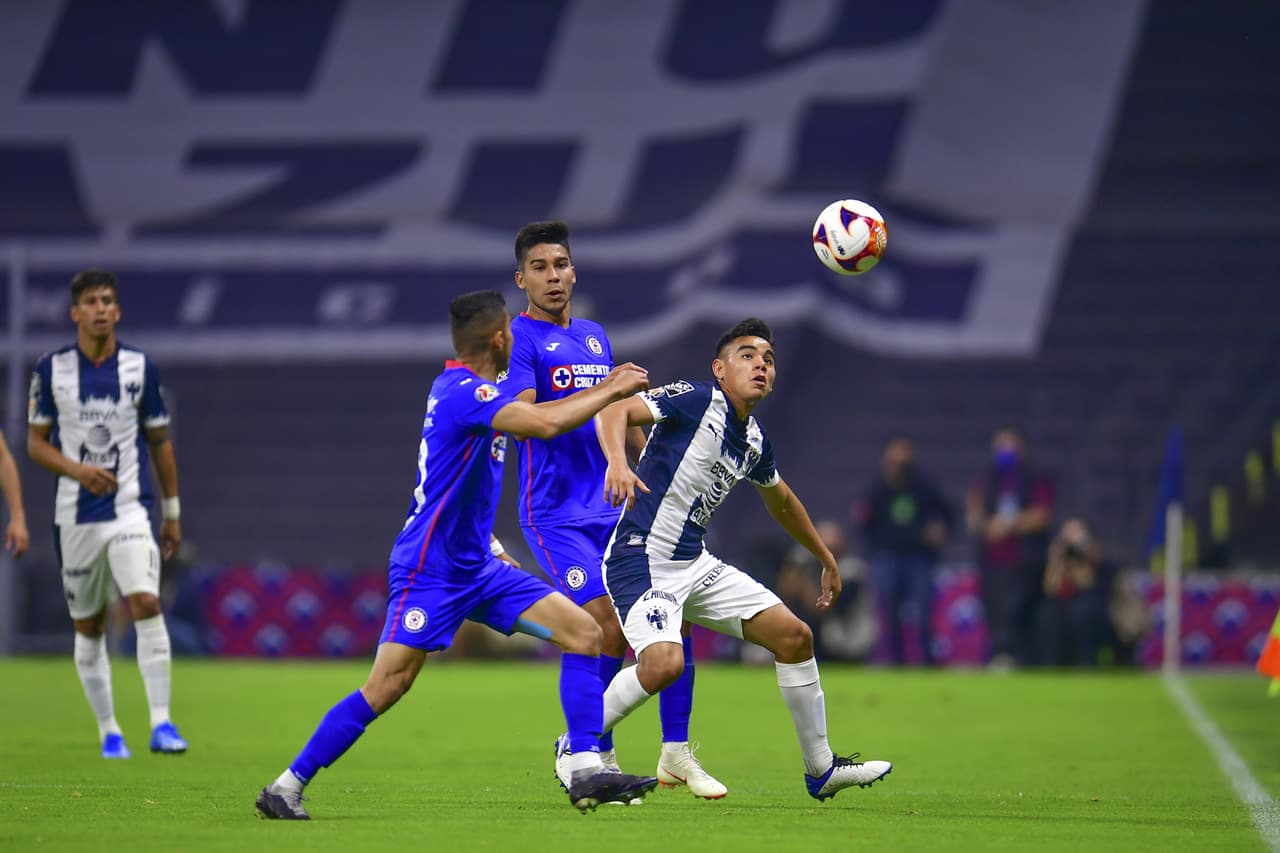 Con solitario gol de Roberto Alvarado (42'), Cruz Azul vence 1-0 a Monterrey y alargan su racha de victorias a nueve. Cruz Azul se queda como líder solitario del torneo y los Rayados bajan a cuarto lugar y podrían caer al quinto si es queToluca vence al Pachuca.