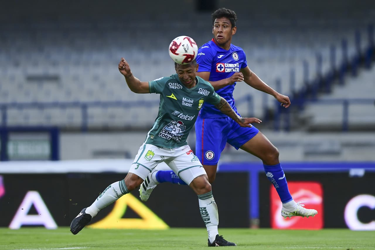 Aunque León tenía ligeramente más posesión del balón, los cementeros generaban más peligro al ataque.