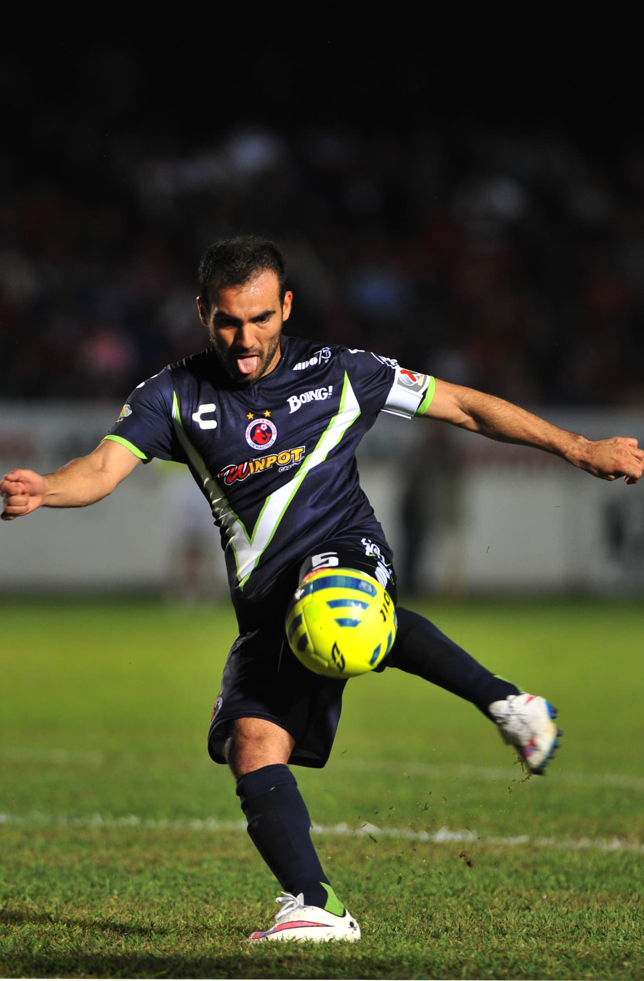 Tras ser prestado a los Jaguares de Chiapas, Jehu Chiapas vuelve al ‘Puerto’ para reforzar el medio campo de los Tiburones Rojos con quienes jugó del 2013 al 2015.