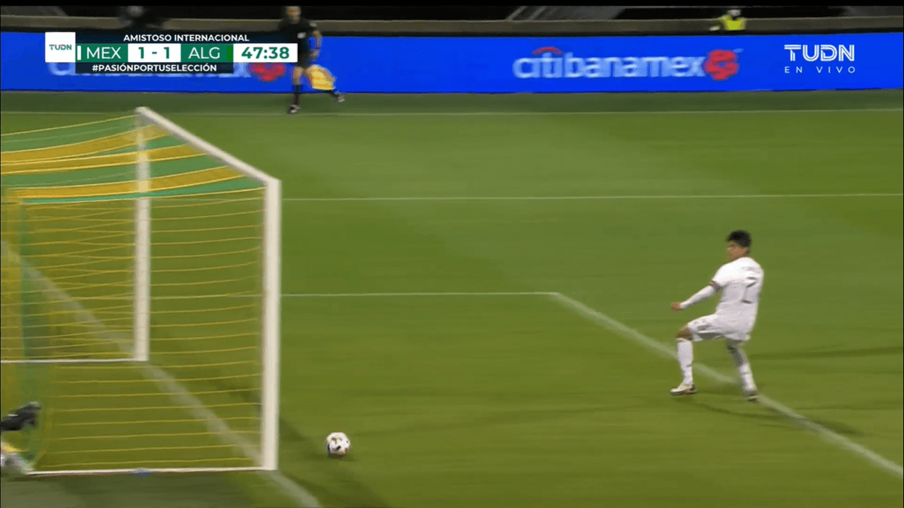 México trata de zafarse de la presión de Argelia; no logra salidas para concretar el gol