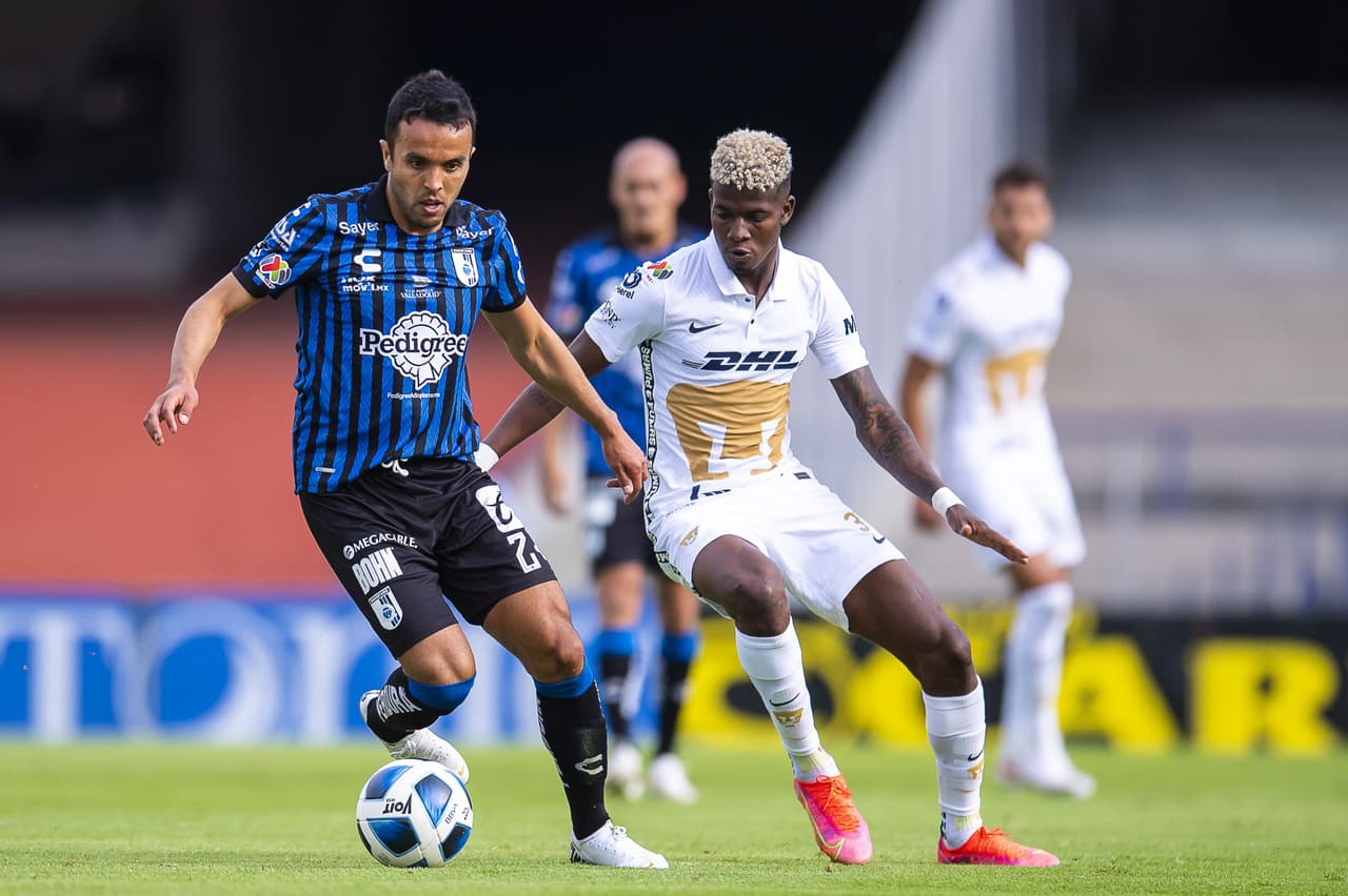 Pumas y Querétaro terminan el encuentro sin goles durante la cuarta Jornada del torneo Apertura Grita México 2021. La escuadra universitaria se quedó con 10 hombres al minuto 89' tras la expulsión de Fabio Álvarez por una patada. Los universitarios se enfrentarán ante Necaxa y los 'gallos blancos' ante Tigres en la próxima jornada.