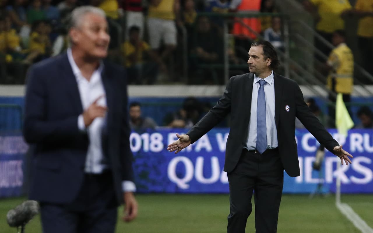 Pizzi nunca encontró el camino del liderazgo en medio de tantas figuras dentro de Chile y su resignación al final lo llevó a renunciar.