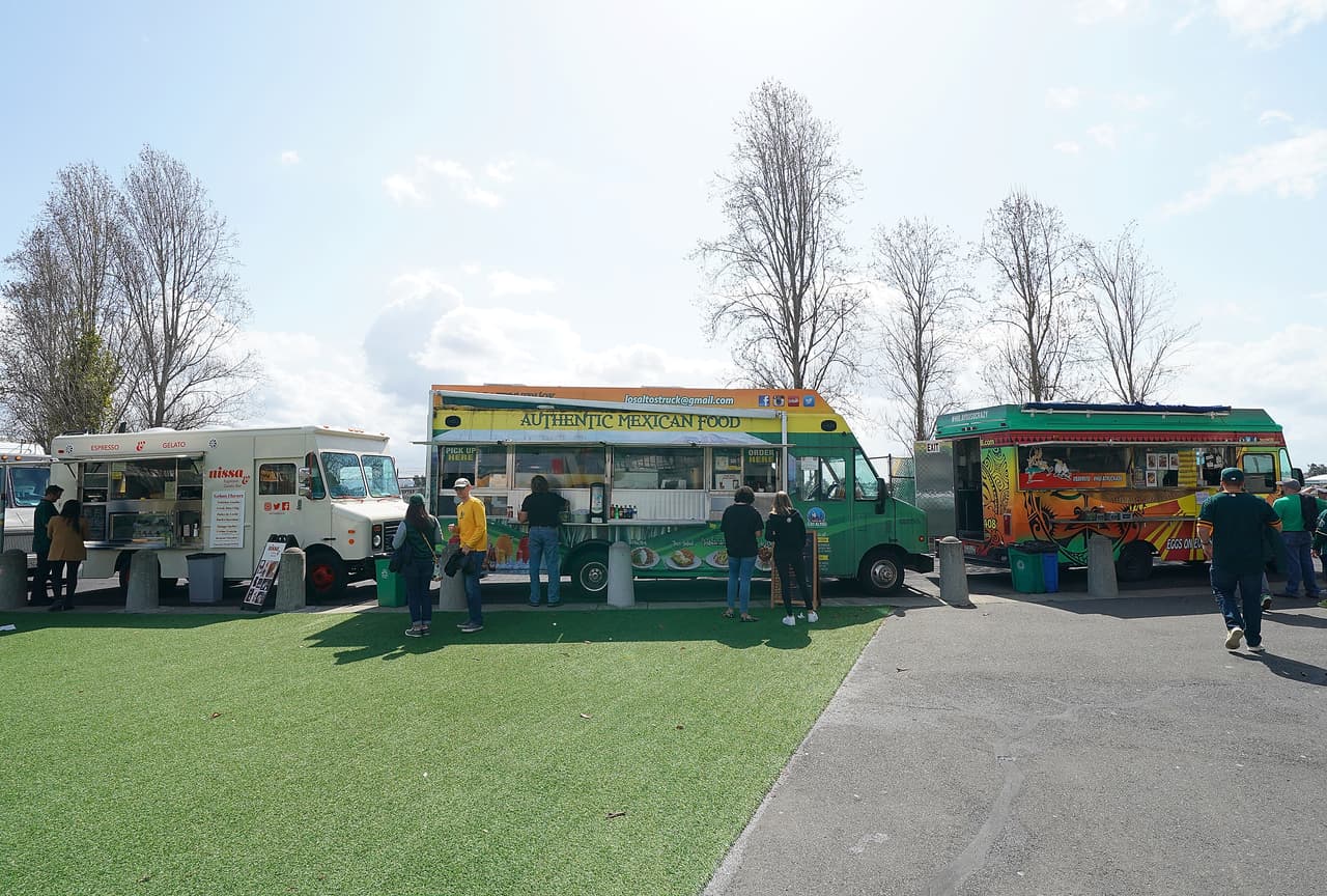 La fiesta en los partidos de comienzo de temporada de la MLB tuvo como ingrediente especial el colorido del que son elemento clave los protagonistas y los fanáticos en todos los escenarios.