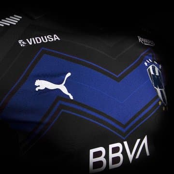 Nicolás Sánchez fue el encargado de dar a conocer la bella equipación.