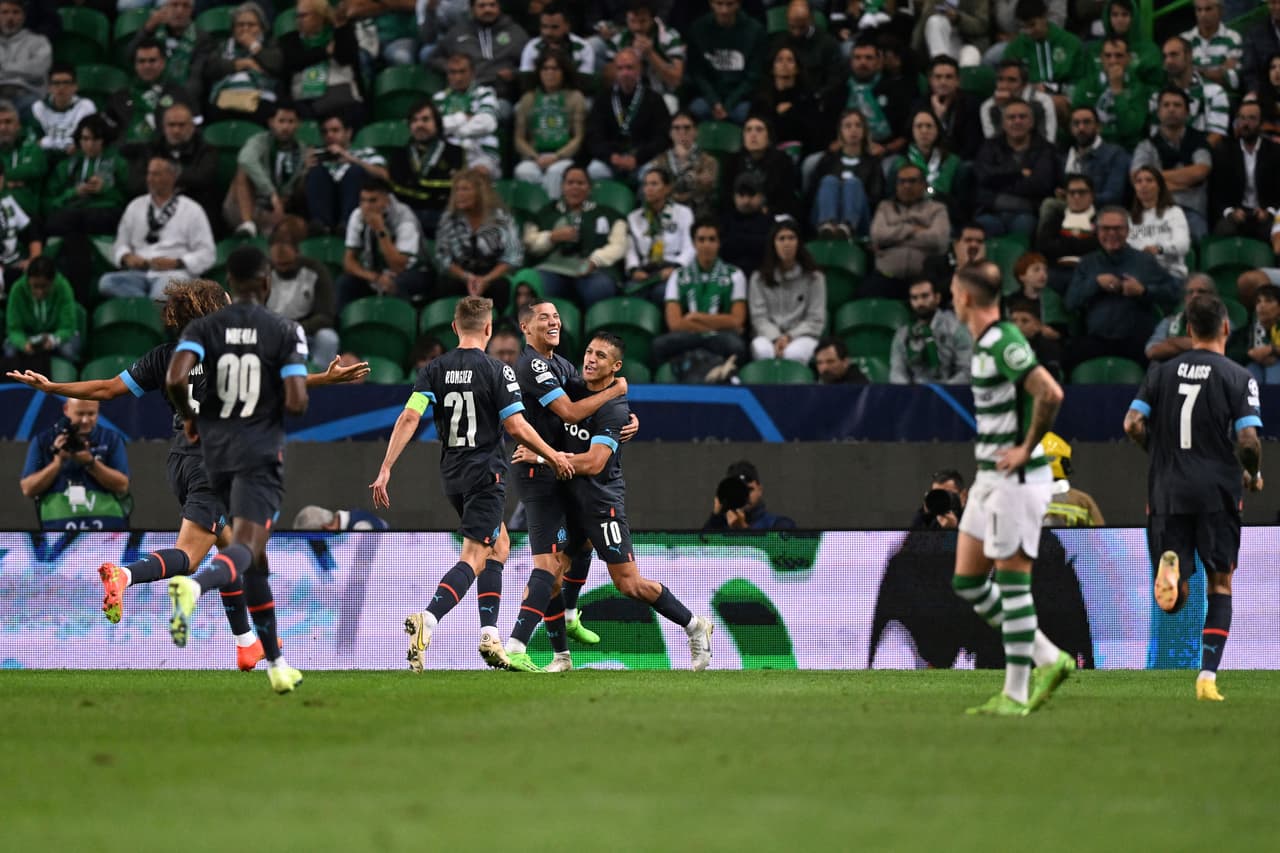 Marseille's Chilean forward Alexis Sanchez (C) celebrates with teammates after scoring his team's second goal during the UEFA Champions League 1st round, group D, football match between Sporting CP and Olympique de Marseille at the Jose Alvalade stadium in Lisbon on October 12, 2022. (Photo by PATRICIA DE MELO MOREIRA / AFP) (Photo by PATRICIA DE MELO MOREIRA/AFP via Getty Images)