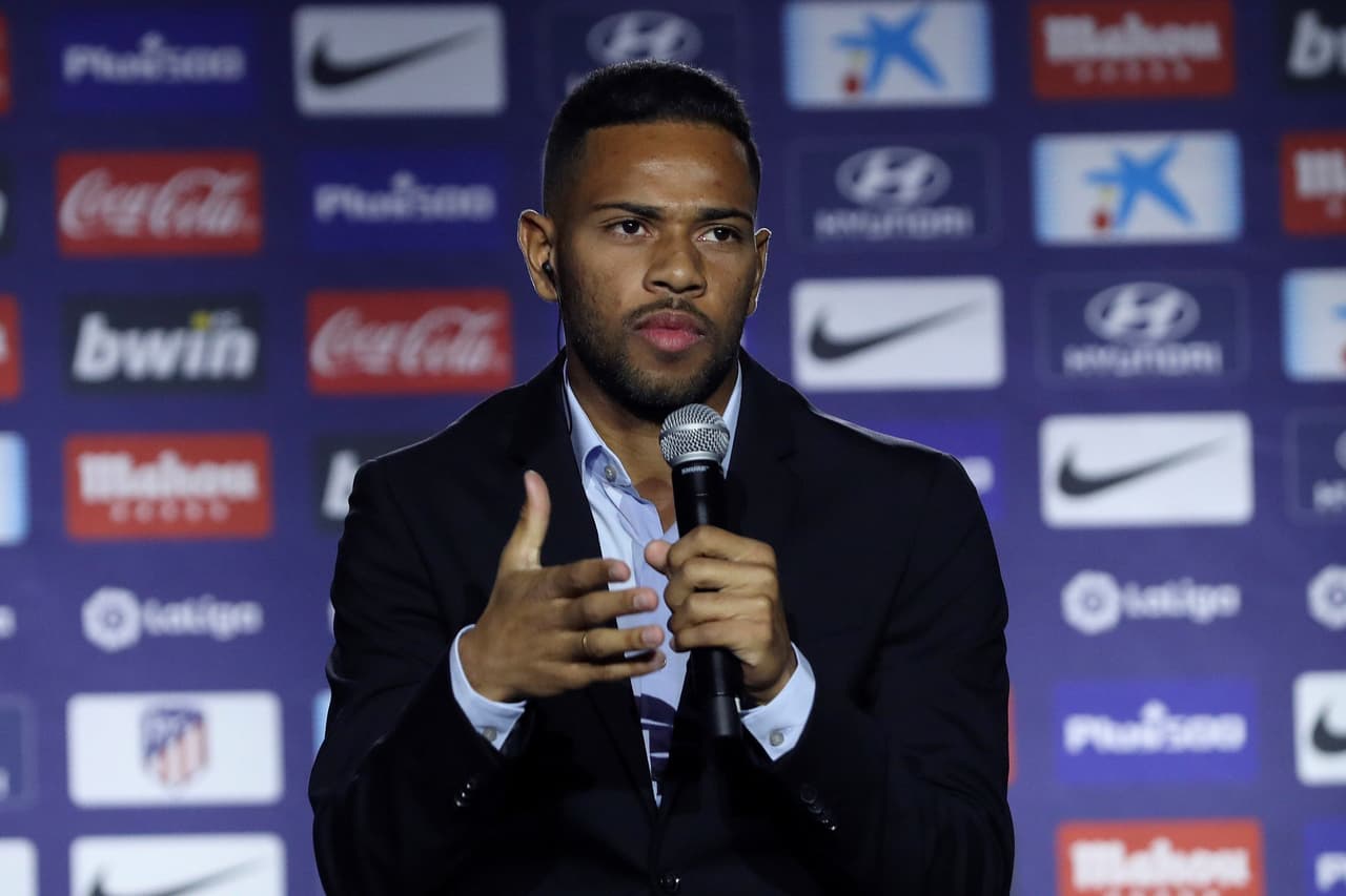 "Me gustaría agradecer al presidente la confianza y el esfuerzo realizado para que yo esté aquí. En el día a día con ayuda de mis compañeros estoy seguro de que voy a evolucionar. Quiero resaltar el recibimiento del grupo desde el primer día", dijo Renan Lodi.