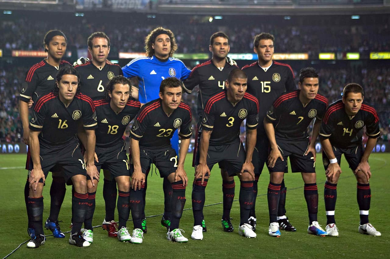 En 2011 el jersey negro cambia, pues los detalles son color rojo y oro, un jersey muy elegante. Esta playera se utilizó durate un partido amistoso contra Venezuela en marzo del 2011.