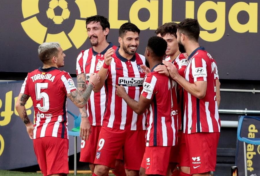 Atlético de Madrid sigue como líder de LaLiga tras vencer 4-2 al Cádiz. Con doblete de Luis Suárez y goles de Ñiguez y Koke, los 'Colchoneros' se llevan el triunfo; Álvaro Negredo anotó los dos goles para los locales; el mexicano Héctor Herrera entró de cambio al 84'.