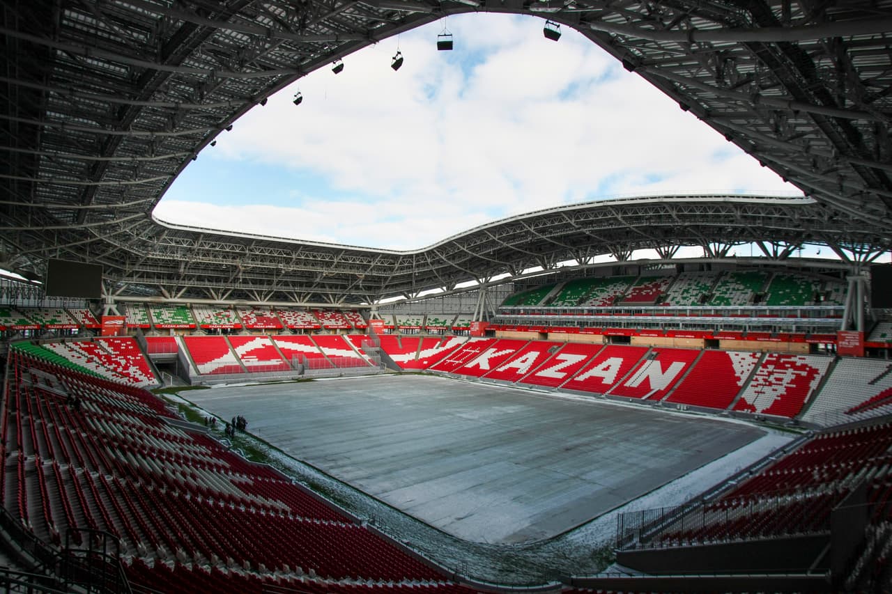 Así como en los demás estadios elegidos para ser sede de la Copa Confederaciones y la Copa del Mundo en Rusia, su césped tiene un cuidado muy meticuloso para mantenerlo en las mejores condiciones posibles.