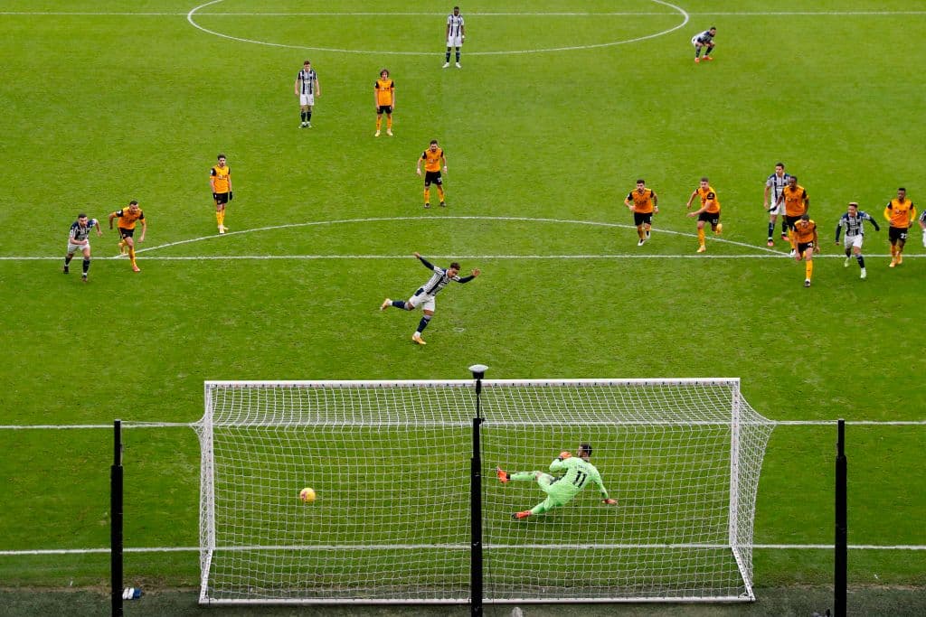 Pereira (8’) hizo el primero para Albion por la vía penal. Silva (38’) y Boly (43’) daban vuelta al marcador y los Wolves conseguían un importante resultado. En la segunda mitad Ajayi (52’) emparejaba los cartones. Cuatro minutos después volvía a aparecer Pereira (56’) para convertir otra pena máxima y así sentenciar el resultado. Los Wolves cierran la jornada con 22 unidades y Albion con 11, peligrando su permanencia.