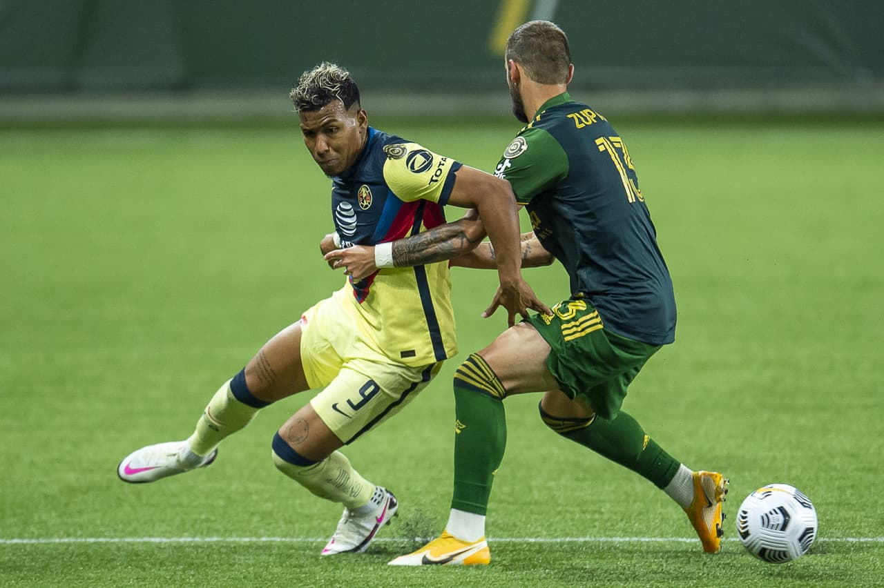 Roger Martínez, el mejor elemento del América, salió de cambio al minuto 84 para ceder su lugar a Federico Viñas.