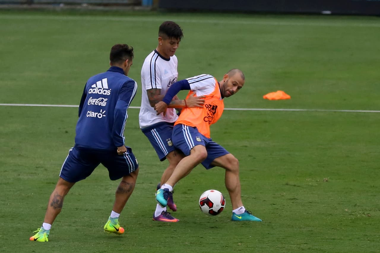 En el primer grupo estaban Dybala, Kranevitter, Sergio Agüero, Gonzalo Higuaín, Éver Banega, Facundo Roncaglia, Javier Mascherano, Erik Lamela, Nicolás Gaitán, Ángel Correa y Martín Demichelis, quienes hicieron ejercicios físicos, mientras que el resto ensayó movimientos en espacio reducido.