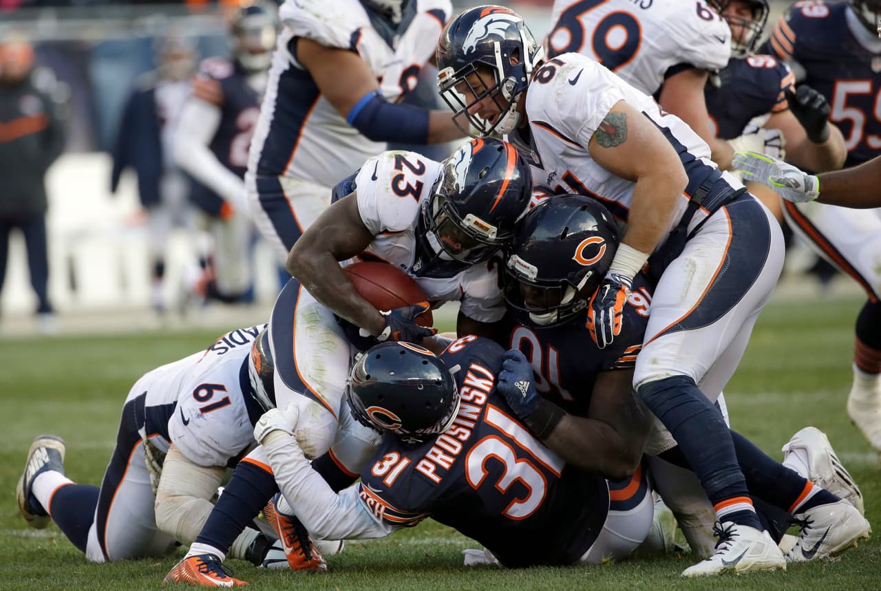 Brock Osweiler debutó como titular con una agónica victoria de los Broncos por 17-15 sobre los Bears y estas son las mejores imágenes del encuentro.