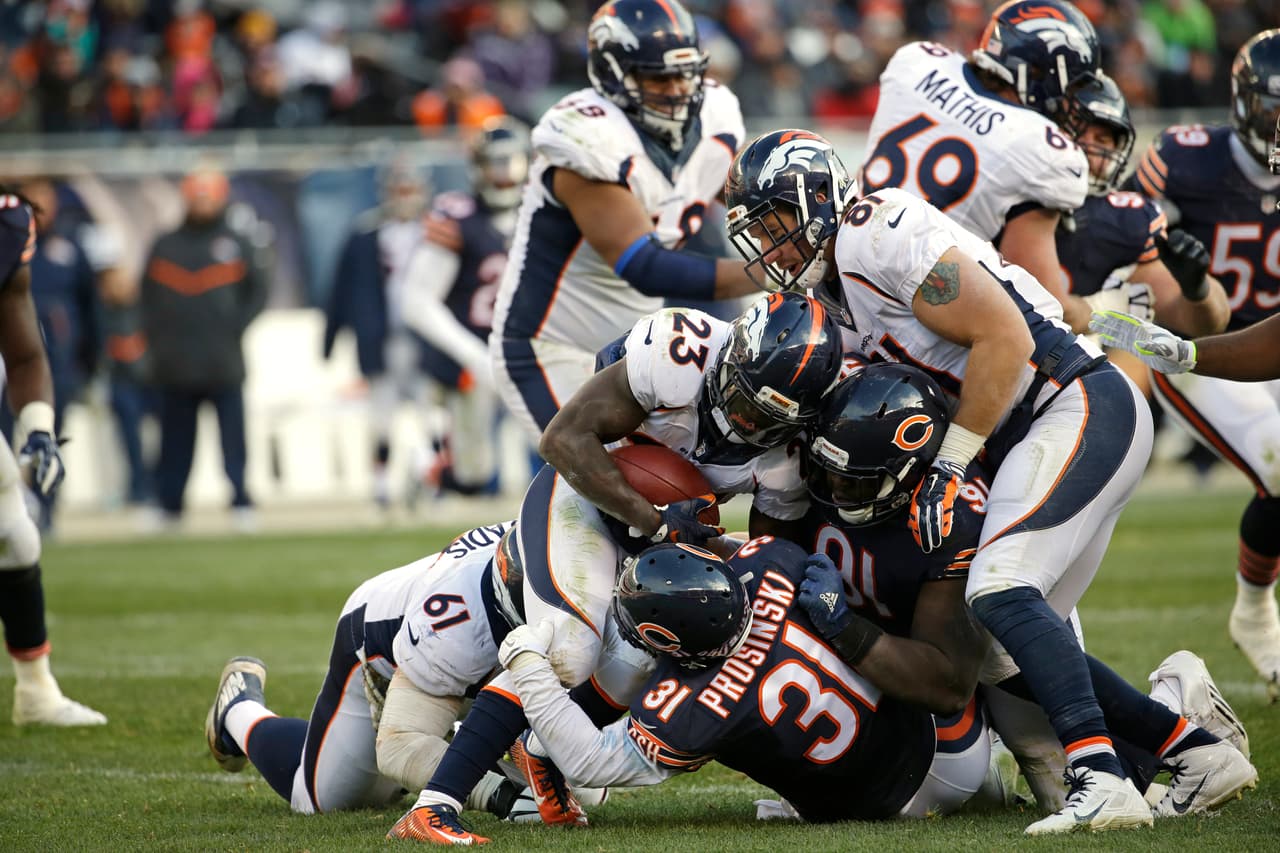 Brock Osweiler debutó como titular con una agónica victoria de los Broncos por 17-15 sobre los Bears y estas son las mejores imágenes del encuentro.