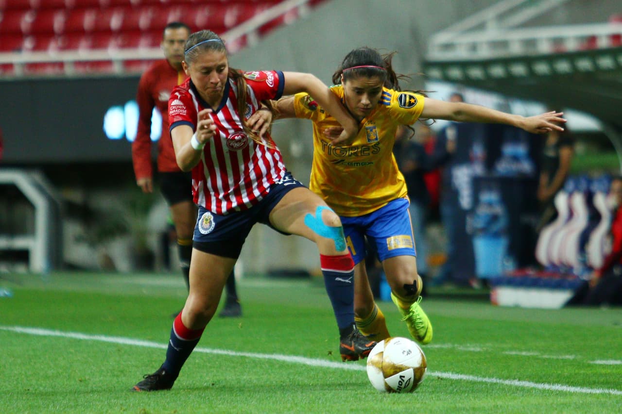 Aunque Chivas tenía la ventaja, las jugadoras de Tigres poco a poco se hicieron al balón y buscaron el empate.