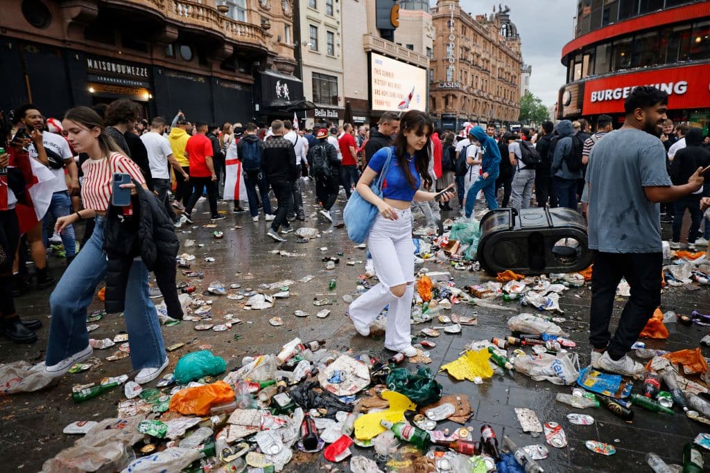 Así queda Leicester Square, inundado en basura.