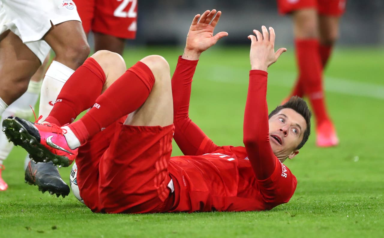 El polaco se rompió la rodilla izquierda en los octavos de final de la Champions League y fue un duro golpe para el Bayern München.