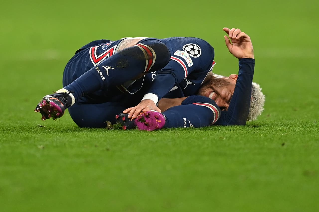 Épica remontada del Real Madrid para avanzar a los Cuartos de Final de la Champions League con hat-trick de Benzema sobre el PSG de Mbappé, Messi y Neymar que quedan eliminados de Europa.