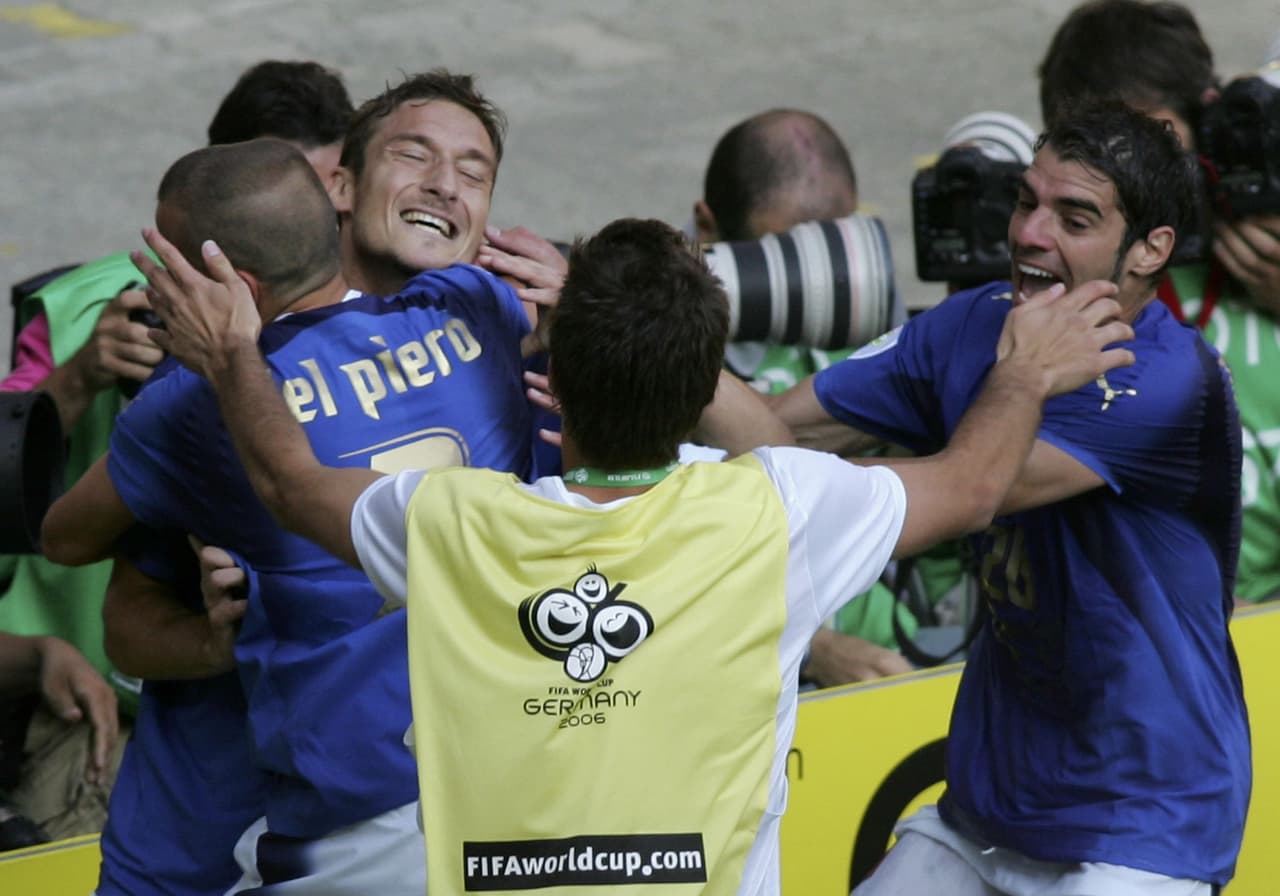 Italia ganó 1-0 contra Australia y después siguió un camino marcado por las clasificaciones reñidas y al final por la consecución del título mundial.