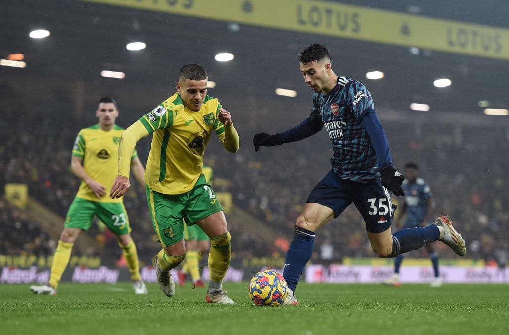 Manchester City goleo 6-3 al Leicester, Arsenal pasa por encima del Norwich City 3-0, Tottenham también golea 3-0 al Crystal Palace y el Southampton consigue apretada victoria de visita 2-3 sobre el West Ham United.