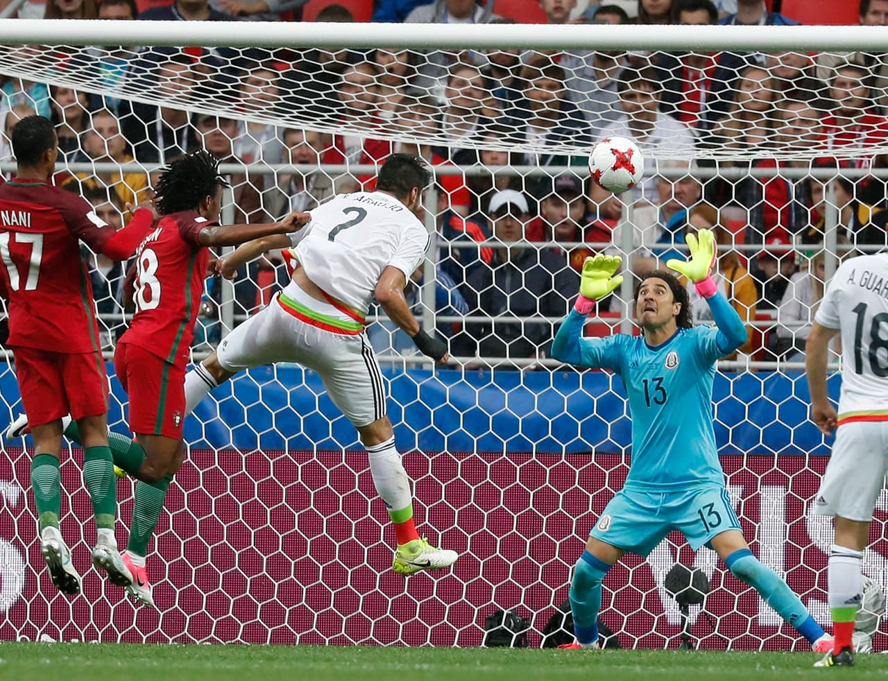 Ochoa se consolidaba como el héroe de México con sus atajadas.