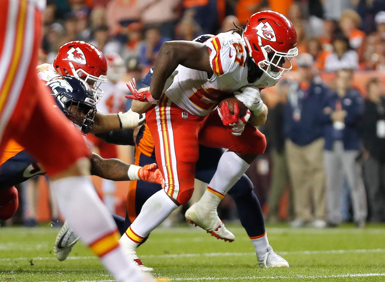 Restando 1:40 en el partido, Kareem Hunt hizo una carrera de cuatro yardas para anotar el touchdown de la victoria y poner el marcador 27-23, silenciando el Mile High Stadium.