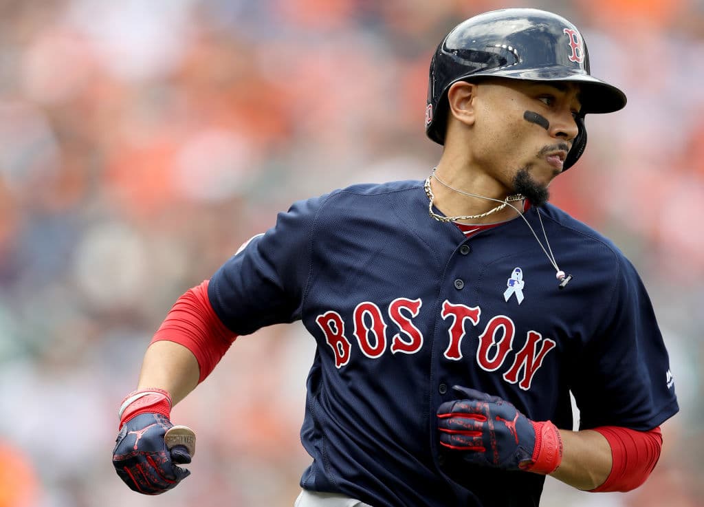 Mookie Betts bateó su primer triple de la temporada, además de empujar dos anotaciones para llegar a 33 en lo que va de la actual temporada.