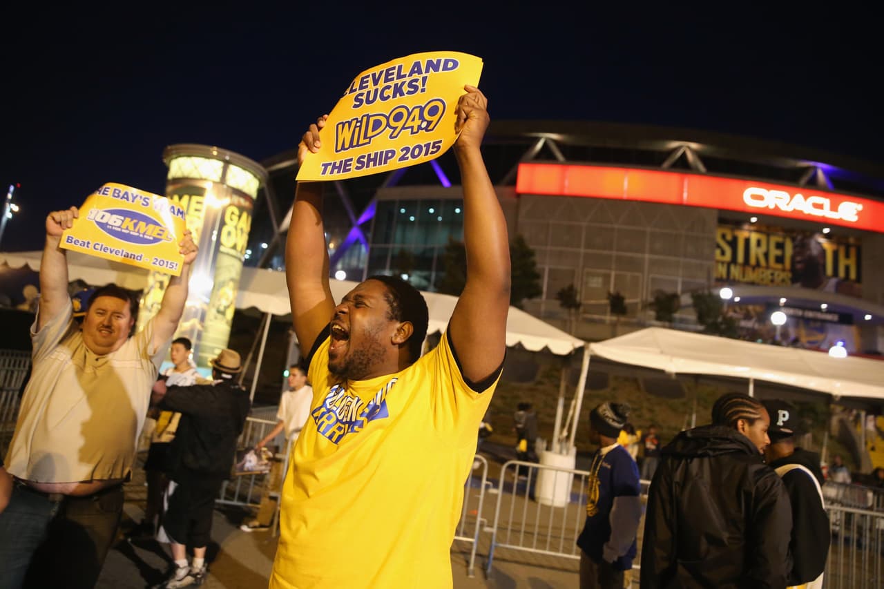 Fans de los Golden State Warriors celebraron en las calles de Oakland