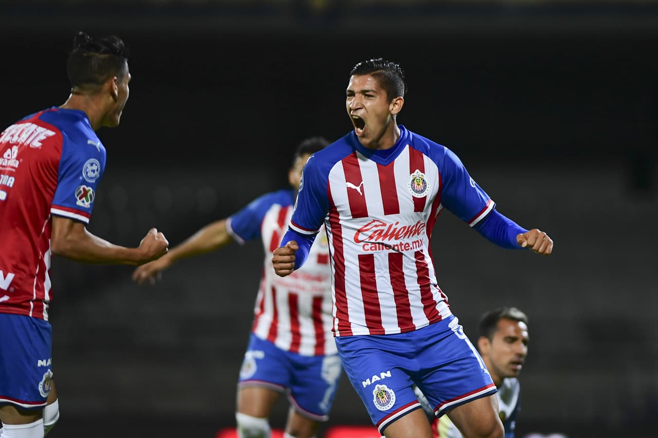 Ángel Zaldívar aprovechó el rechace de Ochoa y simplemente empujo la pelota para el 3-2.