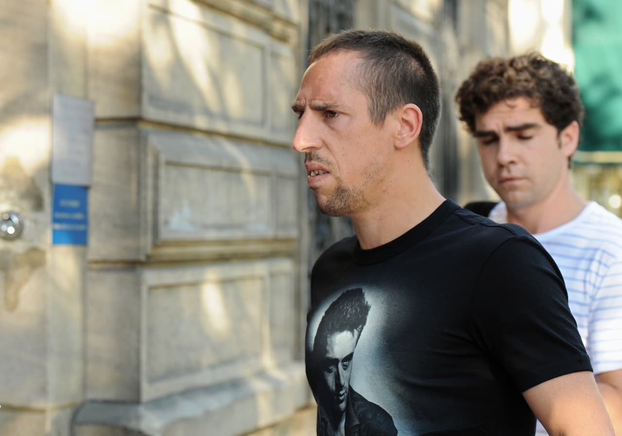 Ribery dijo que no sabía que la joven, que había mentido sobre su edad, era prostituta. Benzema, por su parte, negó haber mantenido relaciones sexuales con ella, que defendía lo contrario.