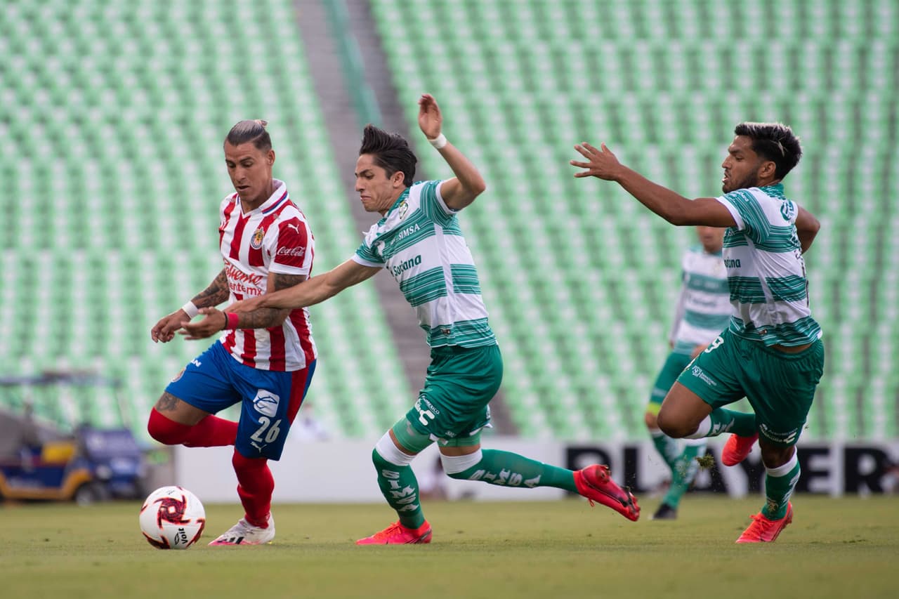 Santos arranca con la batuta en el partido y en todos los desbordes de las Chivas los Guerreros se quedan con el esférico.