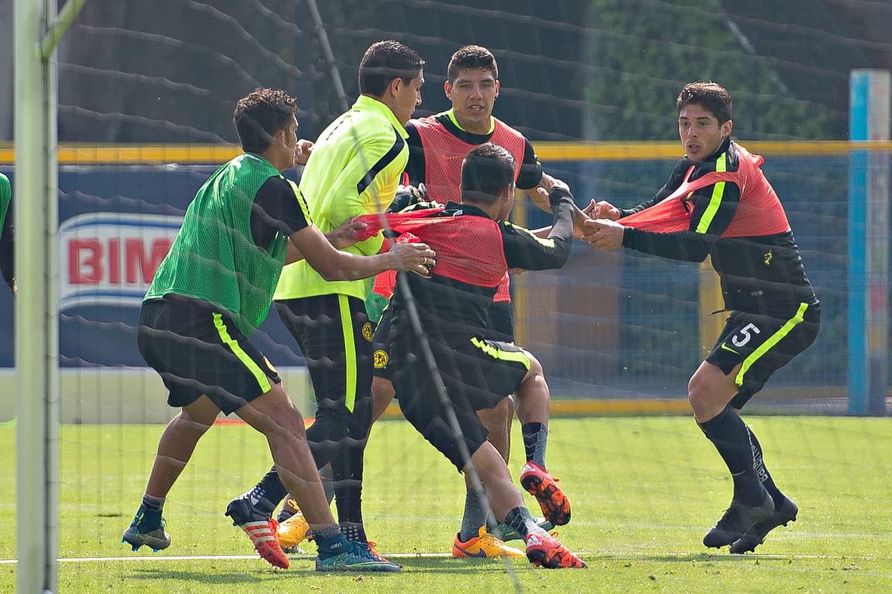 Entrenamiento del América acaba a golpes ente Güemez y Marín