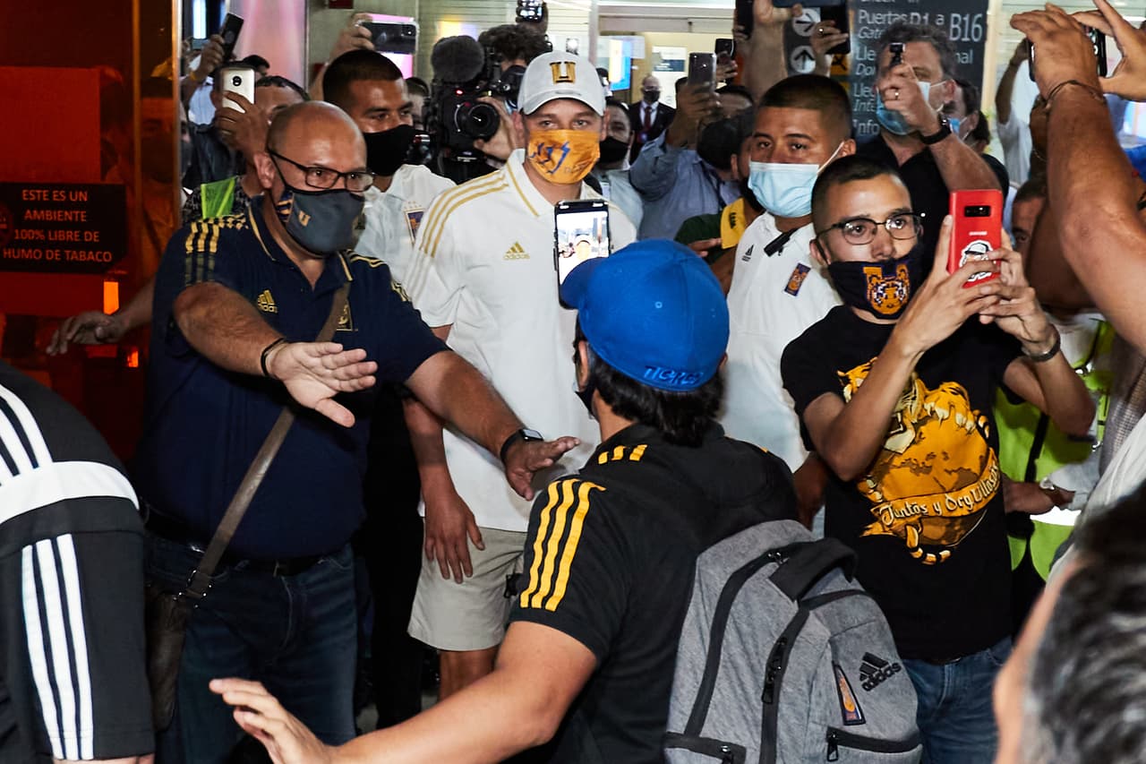 Multitudes de aficionados de Tigres acuideron al Aeropuerto Internacional de Monterrey a recibir al nuevo fichaje estrella del club.
