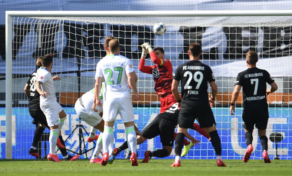 <b>Primer gran chance fallada</b> - Fue a los 15' del Augsburg vs. Wolfsburg, Casteels se la perdió al mandar el balón por un costado y en una gran posición