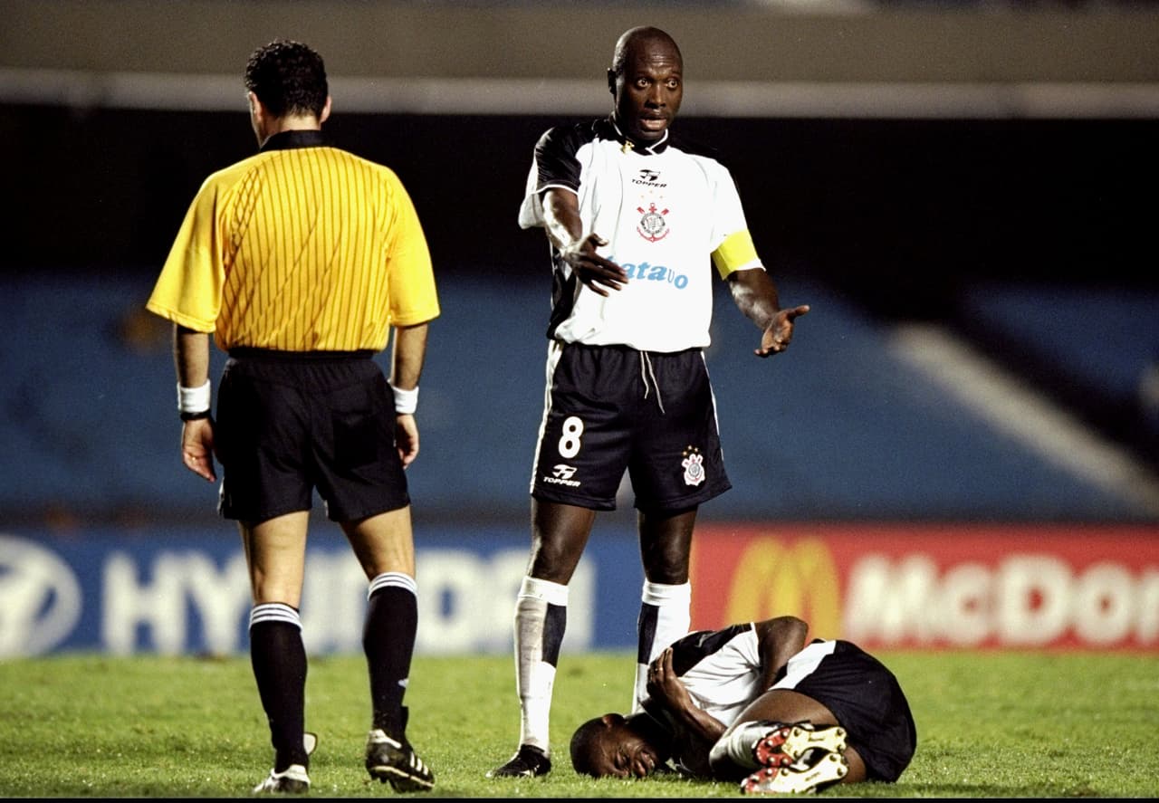 En 2007, el volante colombiano Freddy Rincón fue capturado por narcotráfico y lavado de dinero por contactos con el capo brasileño Pablo Rayo Montaño. El futbolista fue absuelto.