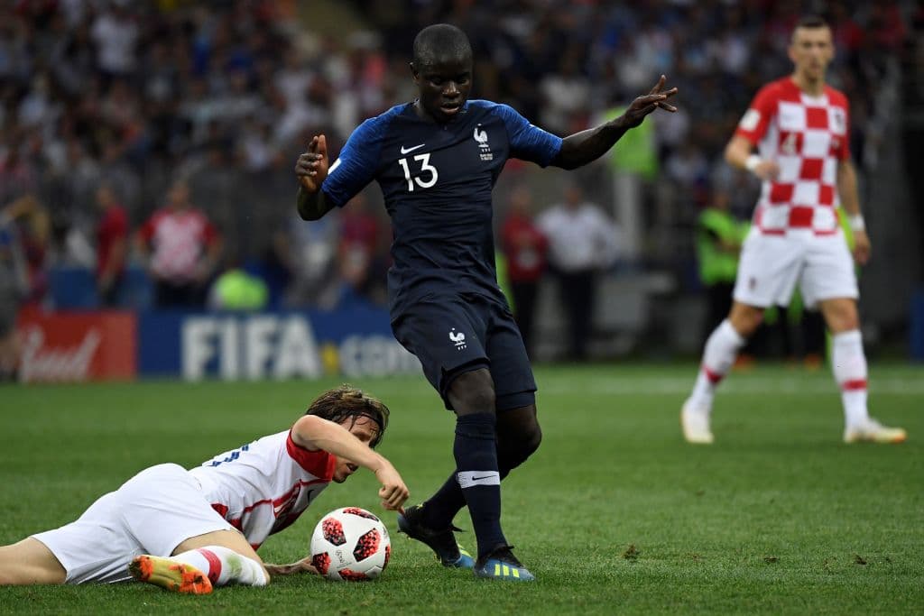 Medios ingleses aseguran que el jugador que en realidad le interesa al Barcelona es el francés N'Golo Kanté para reforzar la parte defensiva en medio campo. Eso chocaría con la intención por De Jong.